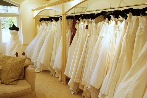В чем-то белом, без причуд — как подготовиться к походу в салон свадебных платьев.