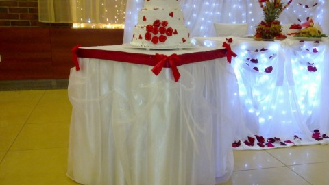 Свадебные торты не только очень вкусные, но и прекрасное украшение для свадебного банкета