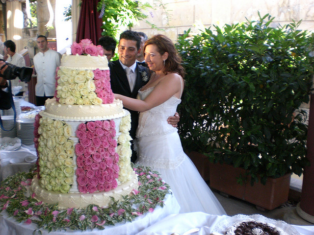svadebnyj-tort-bolshoj-i-s-rozami 26 важных моментов при планировании свадьбы