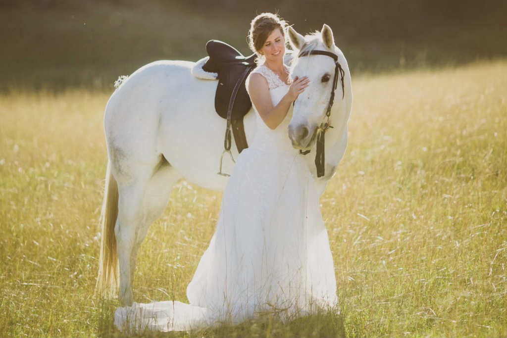 Wedding-on-horseback-svadebnaya-istoriya-1024x683 Свадьба на лошадях: несколько фотографий невест с лошадьми