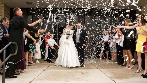 Конфетти на свадьбе: несколько возможных решений и советов для использования конфетти