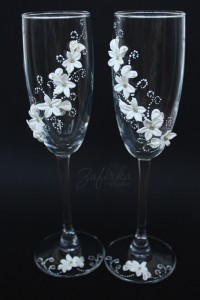 svadebnye-bokaly-i-ih-ukrashenie Свадебные бокалы: индивидуальное и уникальное для своей свадьбы.