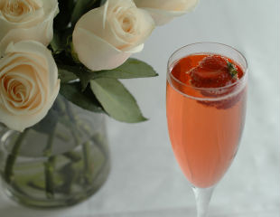 1-Klubnichnoe-shampanskoe-na-svadbu1 Подарки на розовую свадьбу: настроение годовщины с помощью королевы цветов