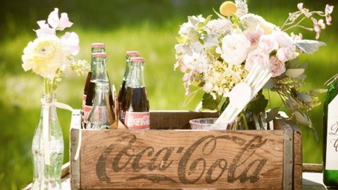 Винтажная свадьба в оформлении которой ведущую роль занимают бутылочки Кока-Колы