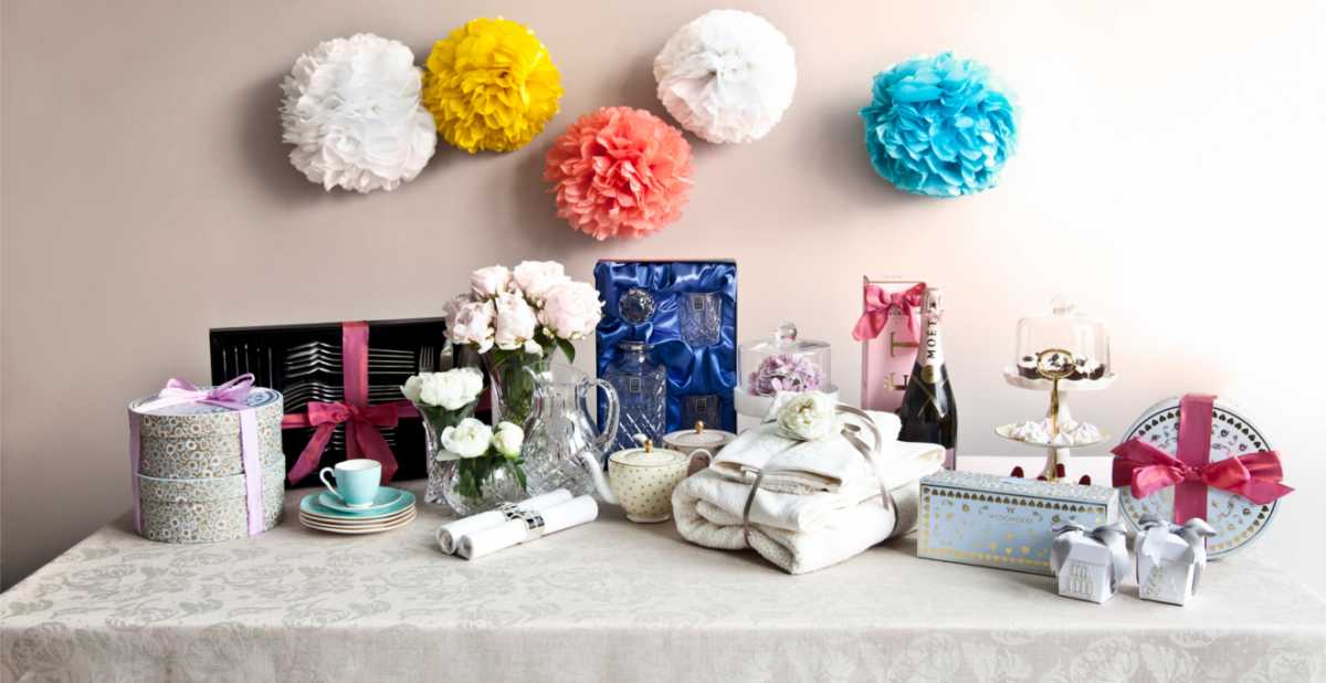 dekor-svadebnyh-podarkov-5 Советы гостям: оформление свадебных подарков, как необычно запаковать обычные вещи