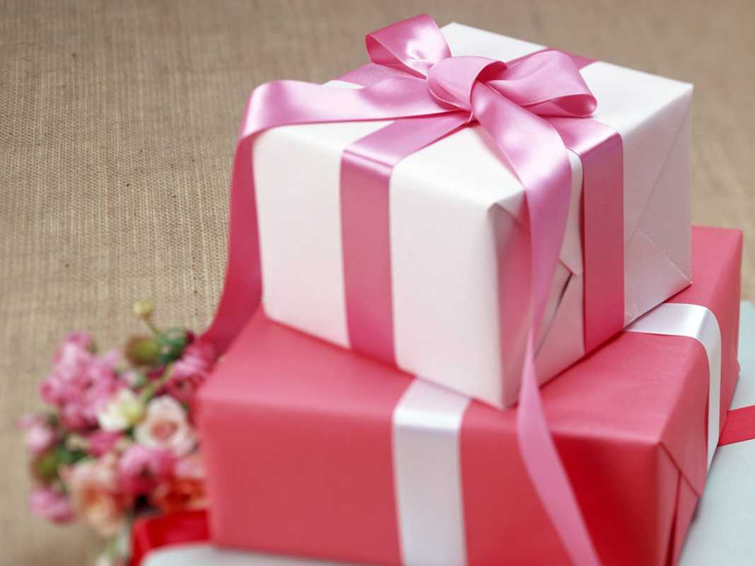 dekor-svadebnyh-podarkov-7 Советы гостям: оформление свадебных подарков, как необычно запаковать обычные вещи