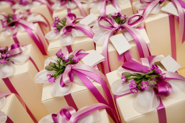 dekor-svadebnyh-podarkov-9 Советы гостям: оформление свадебных подарков, как необычно запаковать обычные вещи