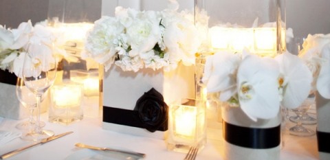 Официально и довольно строгое оформление свадьбы в белом цвете с использованием черного декора