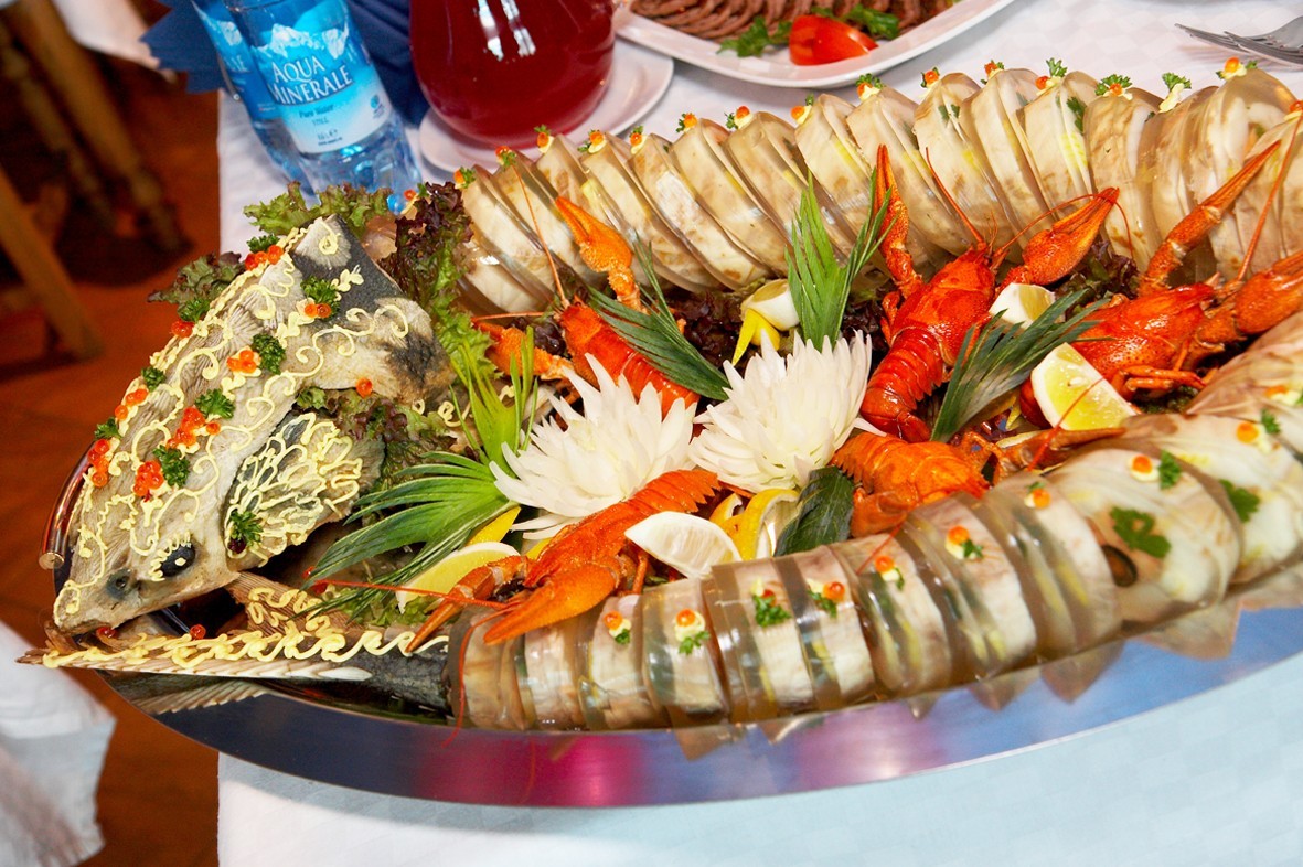 oformlenie-svadebnyh-blyud-3 Оформление свадебных блюд, как удивить гостей оригинальной подачей традиционных угощений