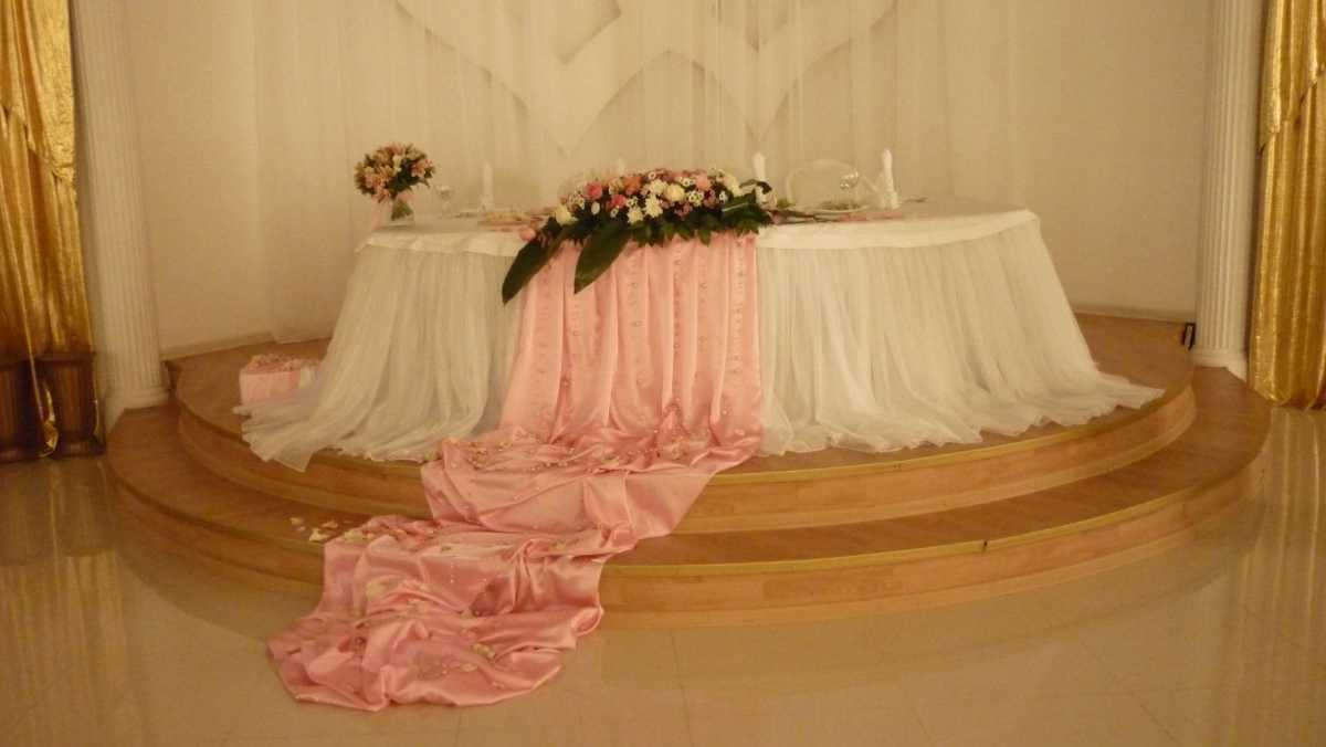 svadebnaya-skatert-6 Украшения стола на свадьбу своими руками, из чего сделать скатерть и чем оригинальным ее можно заменить