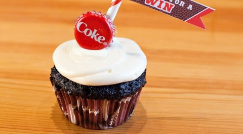 Сладкие свадебные капкейки со вкусом Кока-Колы для необычного тематического торжества