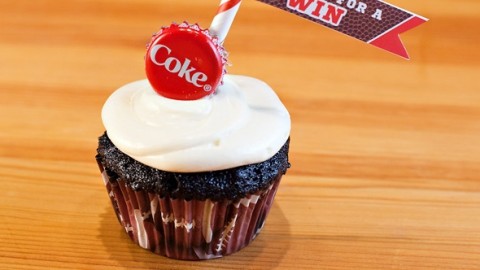 Сладкие свадебные капкейки со вкусом Кока-Колы для необычного тематического торжества